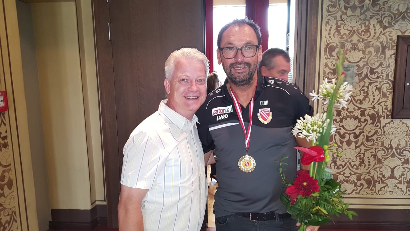 Fraktionsvorsitzender Torsten Kaps neben dem Trainer Claus-Dieter Wollitz